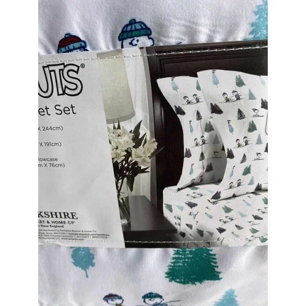 Peanuts Snoopy Charlie Brown Linus Skiing Holiday Christmas TWIN SIZE Sheet Set‎